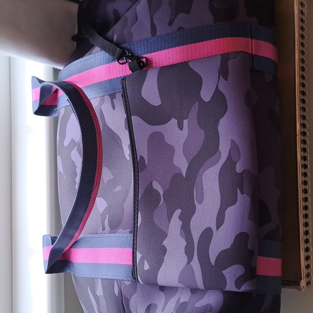 Haute Shore Womens Black/Blue Camo Print Neoprene Tote/Wristlet/Strap/Handles - Picture 8 of 8